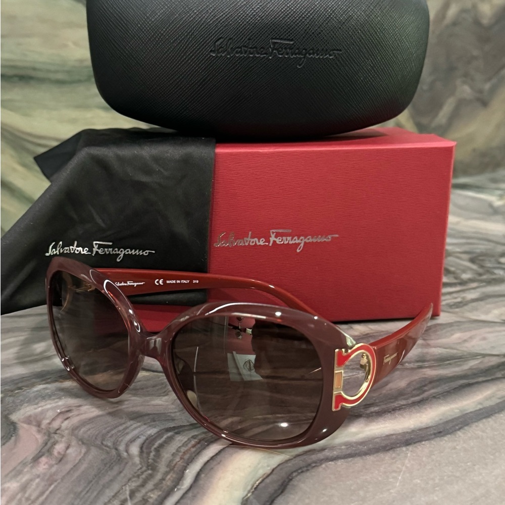 FERRAGAMO Gancini Sunglasses NIB Burgundy Dark Red & Gold Made in Italy - Picture 2 of 16